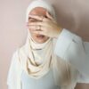Hijab Mousseline croisé à enfiler crème nude