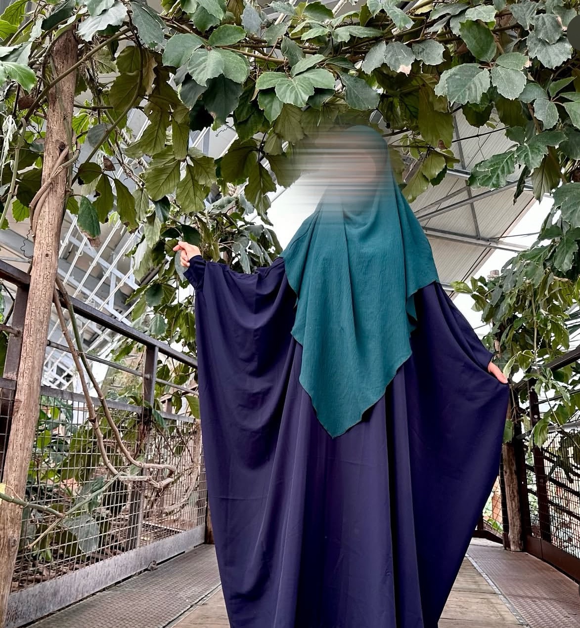 Abaya Saoudienne Papillon en Soie de Medine Bleu Marine