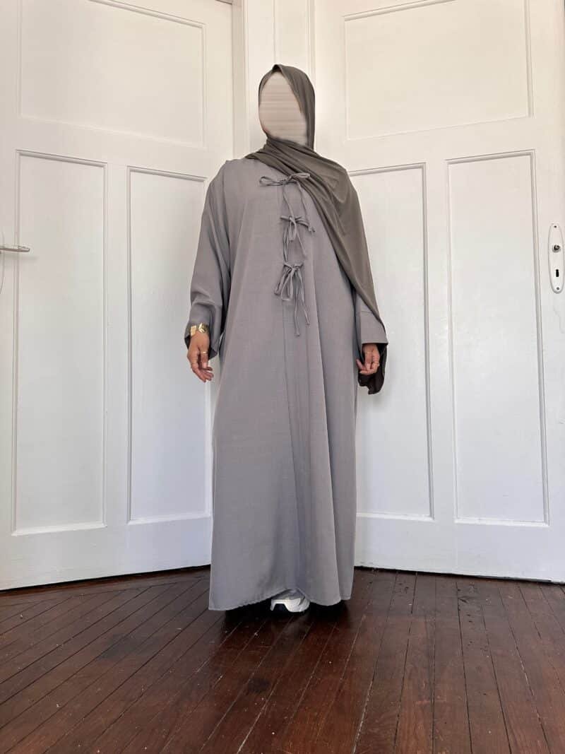 Abaya Dubai avec nœuds gris ficelle manche face