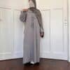 Abaya Dubai avec nœuds gris ficelle manche face debout