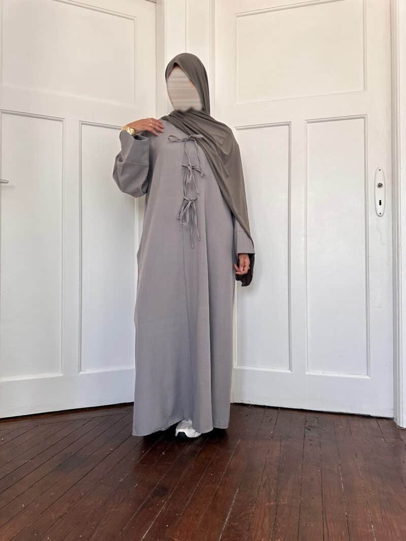 Abaya Dubai avec nœuds gris ficelle manche face debout