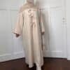 Abaya Dubai avec nœuds beige ficelle manche face debout manche longue