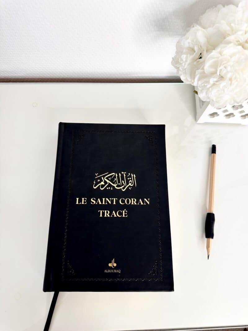 Le saint Coran à tracer écrire Quran noir écriture dorée